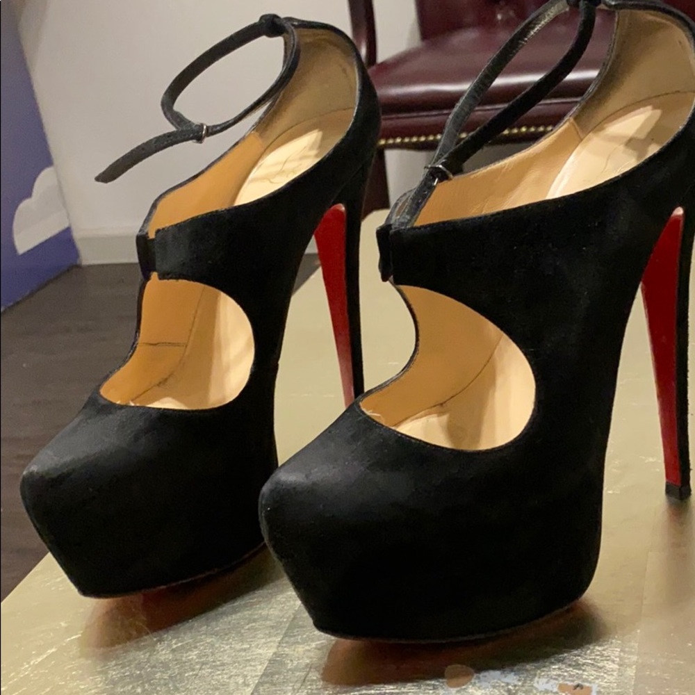 Christian Louboutin Euro 39 👠